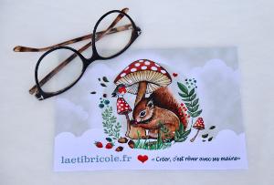 Lingette à lunettes l'écureuil sous son champignon