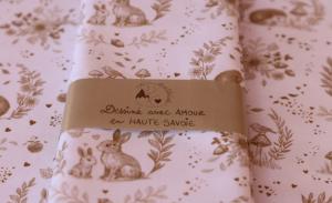 Tissu motifs forêt sur fond blanc