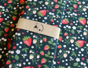 Tissu fraises sur fond vert foncé